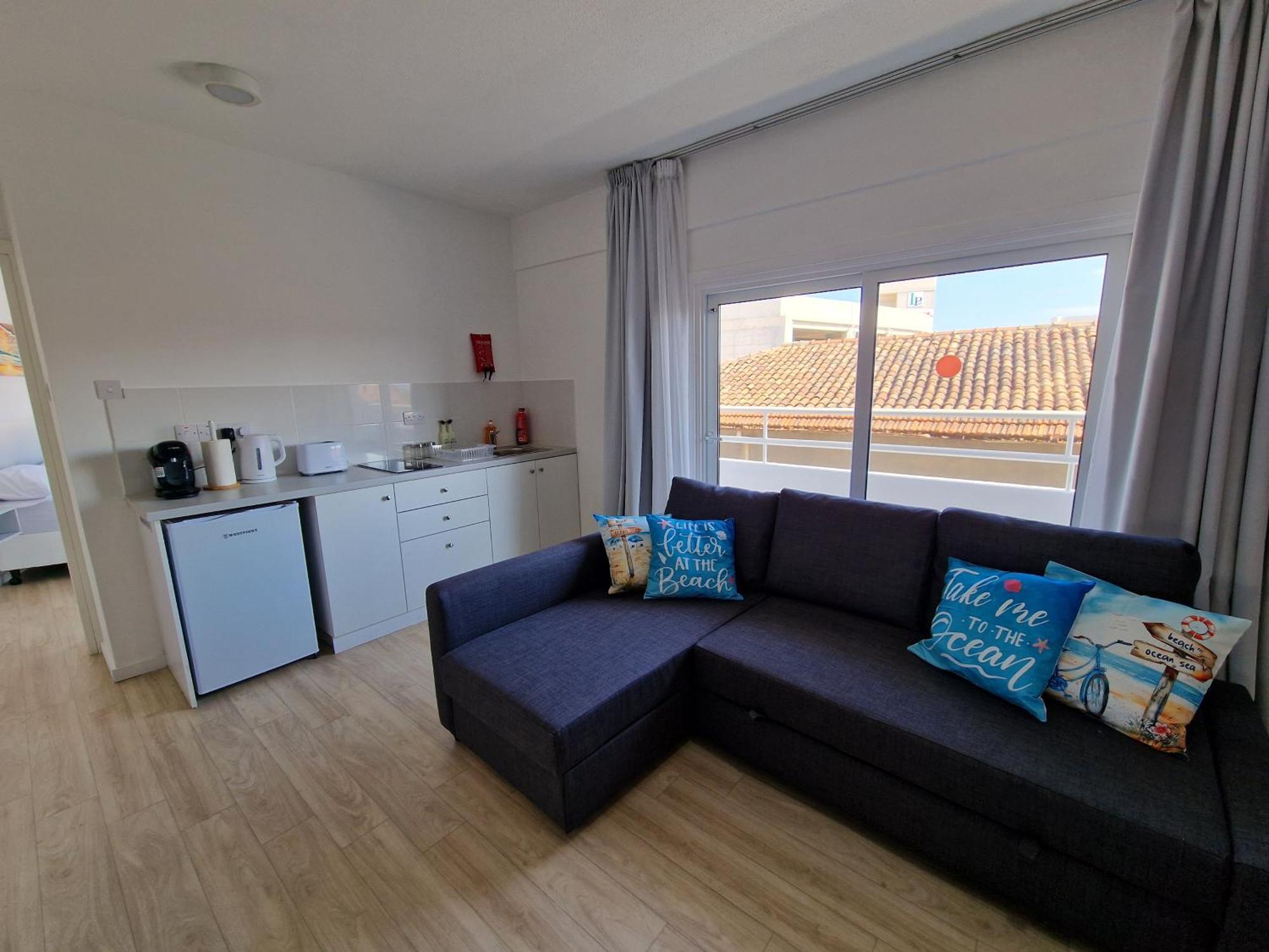 Kitieos Central Apts 100M From Finikoudes Beach 라르나카 외부 사진