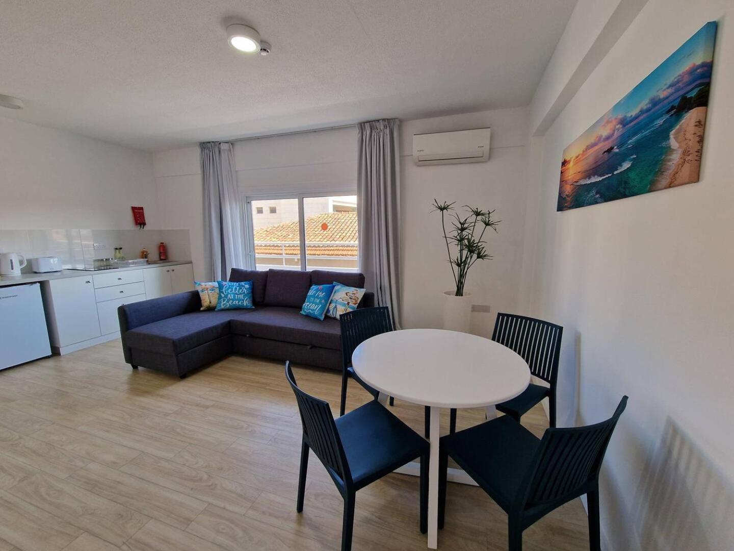 Kitieos Central Apts 100M From Finikoudes Beach 라르나카 외부 사진